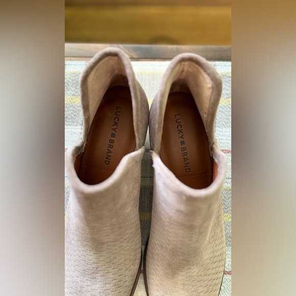 Lucky Brand Textured Taupe Ankle Booties - Picture 6 of 9